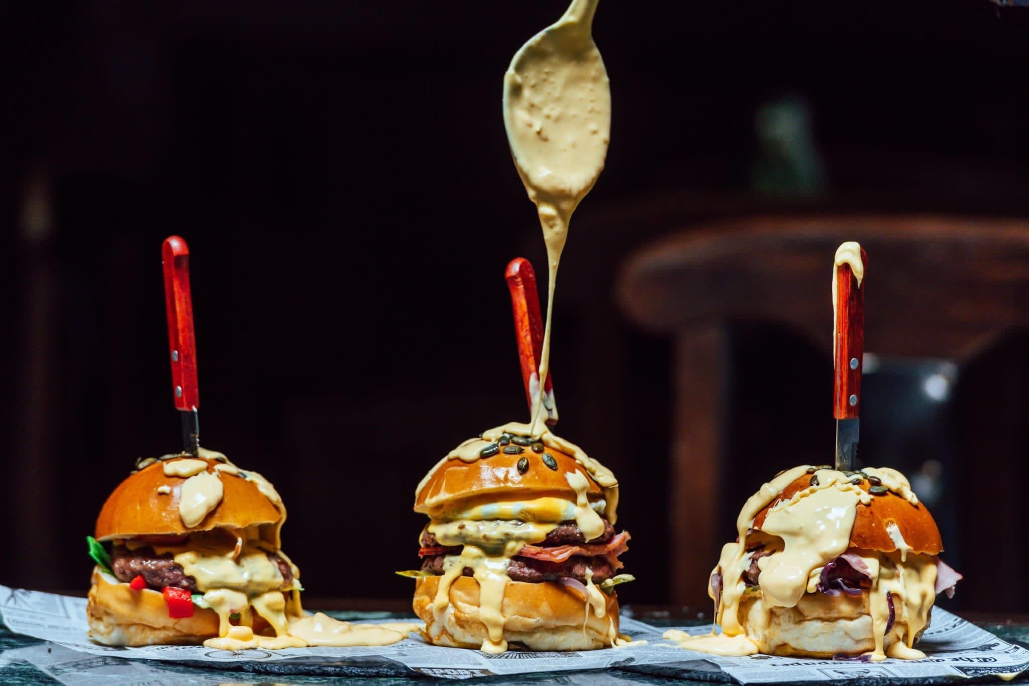 Unde mănânci cel mai bun burger din București? Top combinații pe care trebuie să le încerci