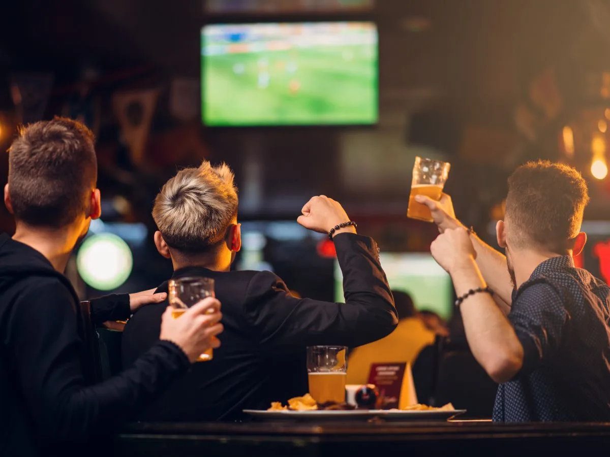 Meci de fotbal transmis la The Temple Social Pub