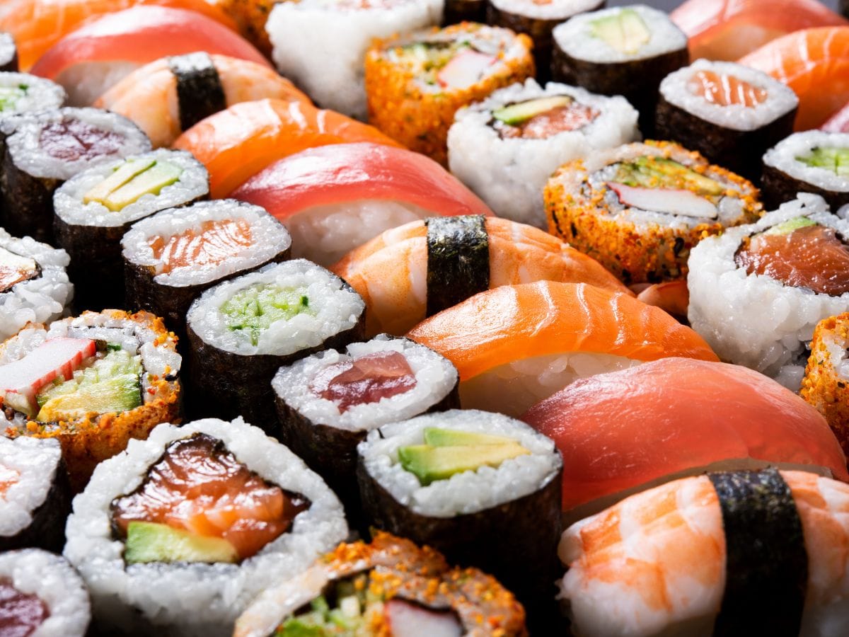 Sushi în București: unde găsești mâncare japoneză și burgeri în același loc